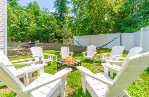 East Stroudsburg House | Luxury Villa- Hot Tub-King Bed Suite-Fenced Yard-Game Room-Fire Pit-Ski