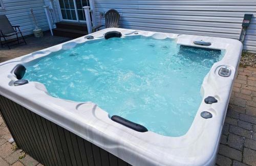 East Stroudsburg House | Luxury Villa- Hot Tub-King Bed Suite-Fenced Yard-Game Room-Fire Pit-Ski