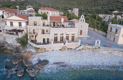 Neon Oitylo House | Luxury villa in front of the sea for 8 people