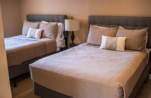 The Movie Colony Villa | Luxury Villa - Movie Colony, Priv Pool, Walk to DT