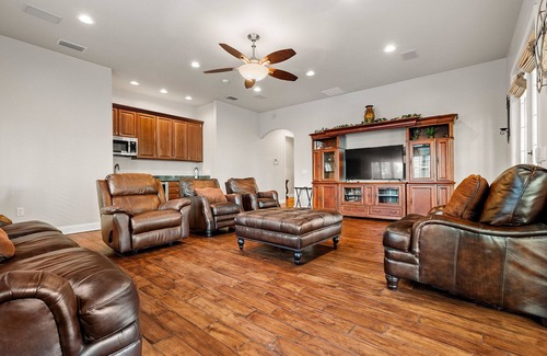 Tampa Villa | Luxury Villa Near the Water w/Private Pool