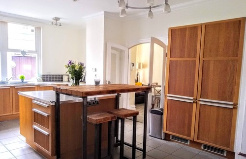 Barnstaple House | Luxury Villa North Devon | Hot-tub | Garden | Parking | Sleeps 13 | nr coast
