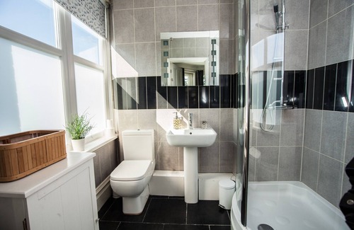 Barnstaple House | Luxury Villa North Devon | Hot-tub | Garden | Parking | Sleeps 13 | nr coast