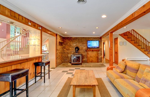 East Stroudsburg House | Luxury Villa, SKI SHAWNEE/ BUSHKILL/PRIVATE 36' POOL/Hot Tub/Firepit
