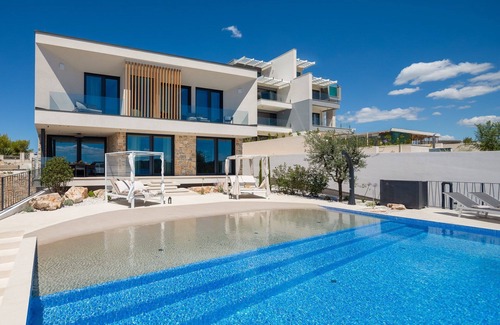 Jezera Villa | Luxury Villa Siesta with Pool