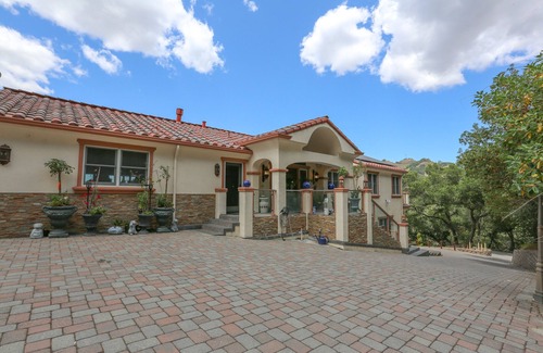 Gilroy House | Luxury Villa: Silicon Valley's 30-Acre Eden of Paradise:Lake Views & Events