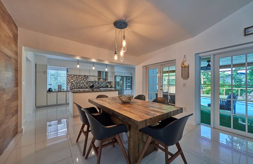 Ojus Villa | Luxury Villa w/Mini Golf+Huge Fire Pit+Billiards & Heated Pool