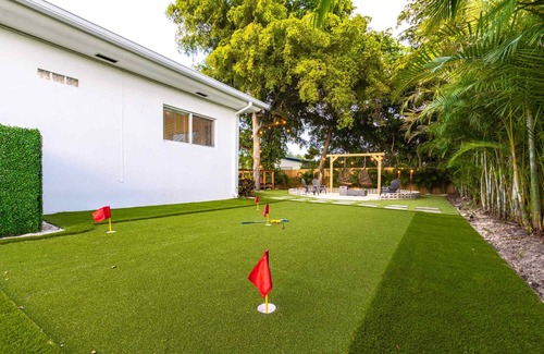 Ojus Villa | Luxury Villa w/Mini Golf+Huge Fire Pit+Billiards & Heated Pool