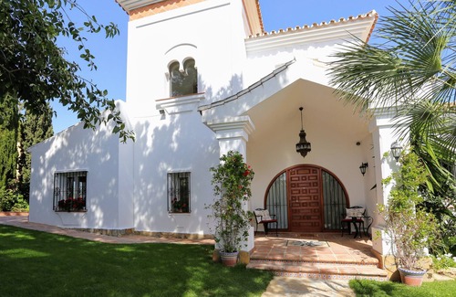Nueva Andalucia Hotel | Luxury villa with amazing views and garden