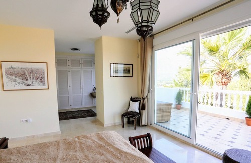Nueva Andalucia Hotel | Luxury villa with amazing views and garden