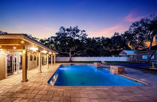 Largo Villa | Luxury Villa with Pickleball Court, Heated Pool, Treehouse and Game Room