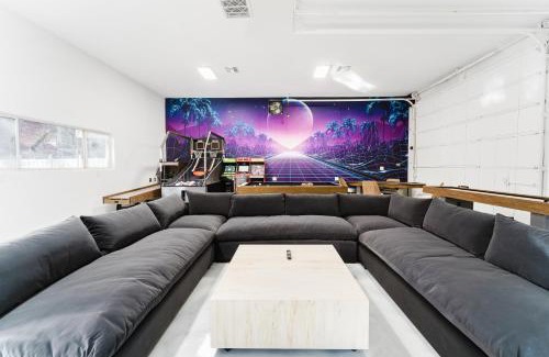 Largo Villa | Luxury Villa with Pickleball Court, Heated Pool, Treehouse and Game Room
