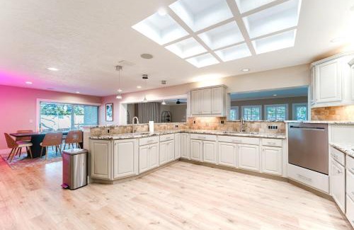 Largo Villa | Luxury Villa with Pickleball Court, Heated Pool, Treehouse and Game Room
