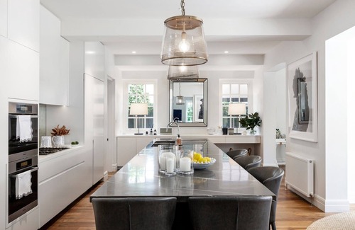 Toorak House | Luxury Villas Resort House Toorak (Heated Pool)