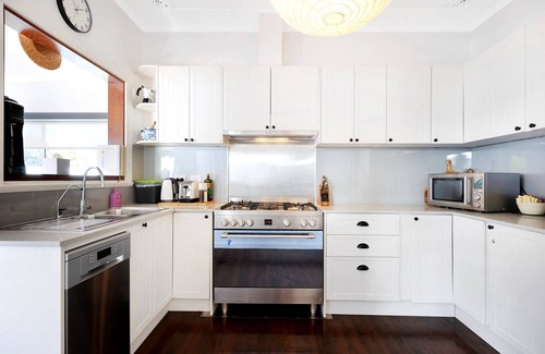 Macmasters Beach House | Luxury Villas The Beach House at Bouddi (Walk to the beach)