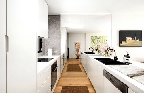 Middle Park House | Luxury Villas The Village House (Walk to the beach)