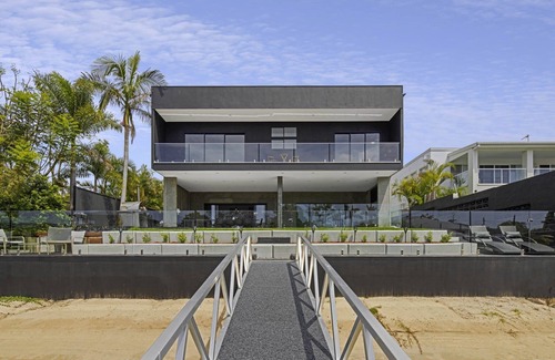 Broadbeach Waters House | Luxury Villas Urban Hideaway - Stay 5 Pay 4 winter special