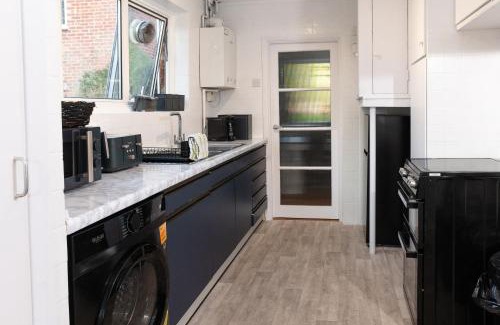 Runnymede House | Luxury Virginia Water 3BR near Thorpe Park & Heathrow