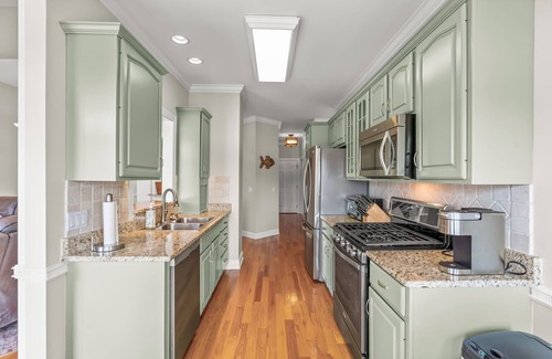 Southmont House | Luxury Waterfront 5-bedroom house on High Rock Lake