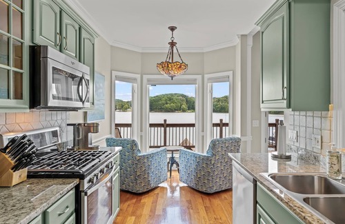 Southmont House | Luxury Waterfront 5-bedroom house on High Rock Lake