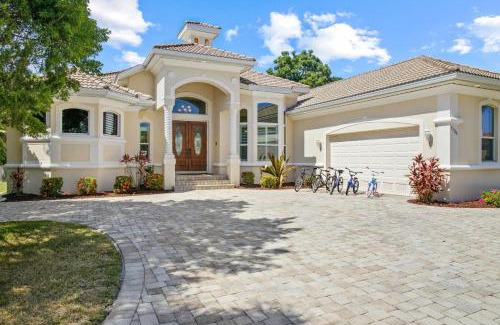 Yacht Club House | Luxury Waterfront Direct Gulf access - Walk to Beach & Bikes - Villa Coral Mist - Cape Coral