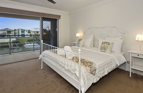 Helensvale House | Luxury waterfront house close to Theme Parks and shops