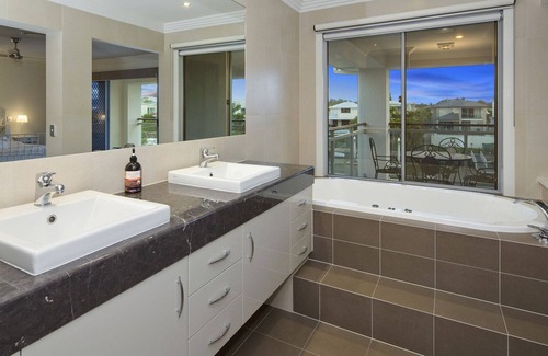 Helensvale House | Luxury waterfront house close to Theme Parks and shops