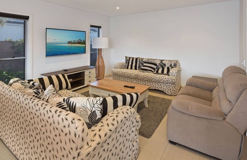 Helensvale House | Luxury waterfront house close to Theme Parks and shops