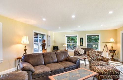 Oak Grove House | Luxury Waterfront Oregon Home w/ Large Deck!