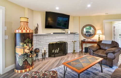 Oak Grove House | Luxury Waterfront Oregon Home w/ Large Deck!