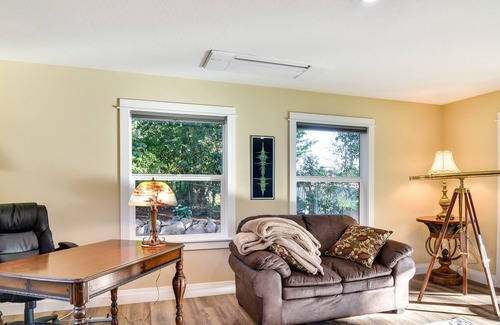 Oak Grove House | Luxury Waterfront Oregon Home w/ Large Deck!