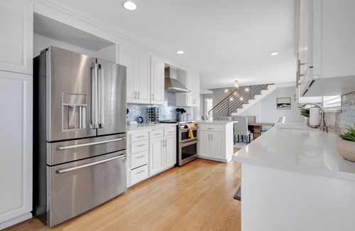 Broadview House | Luxury Waterfront Paradise, Gym, Private Backyard