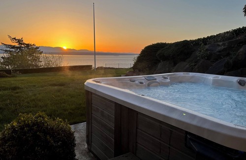 Broadview House | Luxury Waterfront Paradise, Gym, Private Backyard