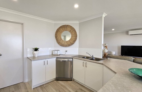 Kalbarri Apartment | Luxury Waterfront | Sleeps 6 | Resort Pool | Wifi