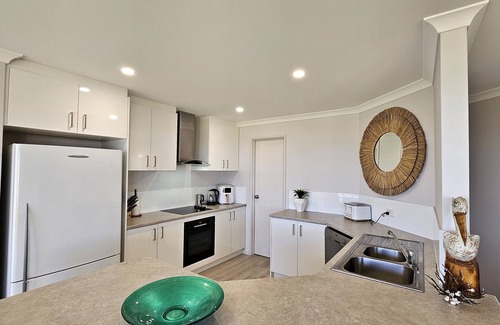Kalbarri Apartment | Luxury Waterfront | Sleeps 6 | Resort Pool | Wifi