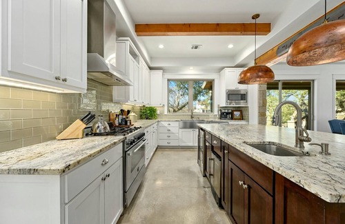 Horseshoe Bay House | ⭐️Luxury Waterfront Farmhouse - Fire Pit, Chef's Kitchen-Poker Table -Sleeps 24⭐️