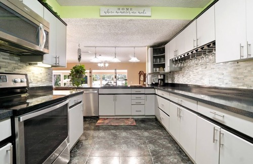 Oak Haven House | Luxury Waterfront/Pool House 7 mins to TIAA Bank Field