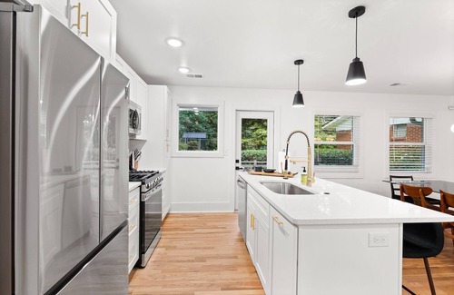 Collier Heights House | Luxury West Atlanta Modern Home mins from Down/Mid-Town Fully Stocked!