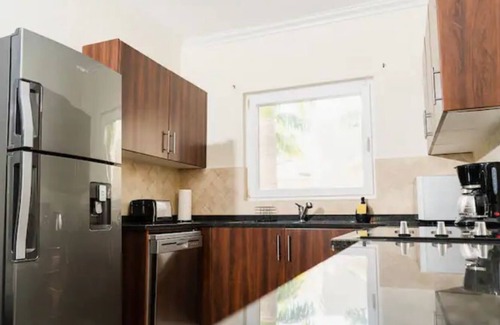 Gibbes Condo | LUXURY WEST COAST KING BED CONDO 3 MIN WALK TO BEACH