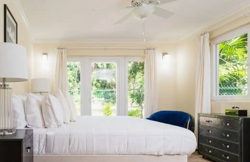 Gibbes Condo | LUXURY WEST COAST KING BED CONDO 3 MIN WALK TO BEACH