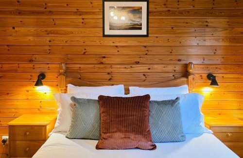 Dolgellau Ski Chalet | Luxury Wood Lodge with sauna, log burner & private woodland garden - Wnion Wood Lodge