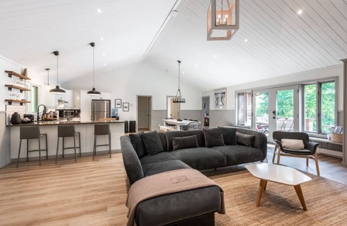 Lac-Superieur Ski Chalet | Luxury Wooden Chalet Near Mont-Tremblant – Perfect for Outdoor Adventures & Relaxation