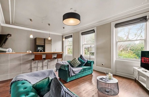 Wakefield Condo | Luxury Yorkshire Apartment 3 - Parking