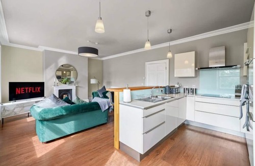 Wakefield Condo | Luxury Yorkshire Apartment 4 - Parking
