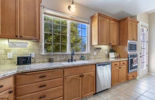 Ahwahnee House | LuxuryCottage HotTub RV GameRoom Yosemite BassLake