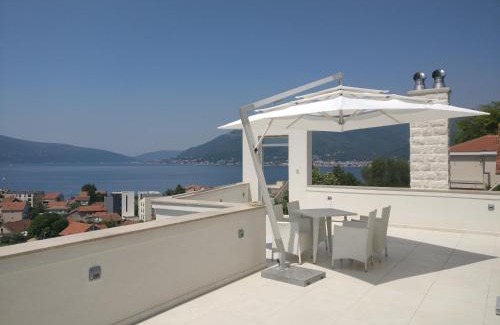 Tomicici Apartment | LuxuryPenthouse sea view pooll Ivy house Tivat