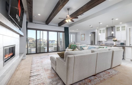 Wetmore House | LuxuryRetreat/20min SA Airport, Downtown/HeatedPool&SPA/12+ guest/Arcade/BBQ