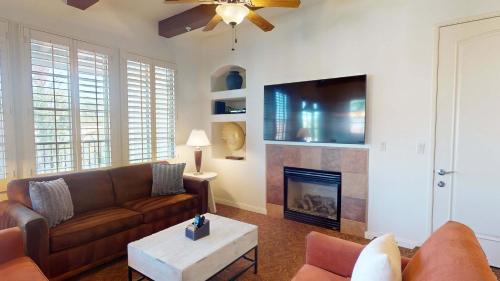 La Quinta Apartment | LV222 Spacious Upstairs 2BR Lock-Off in Legacy Villas