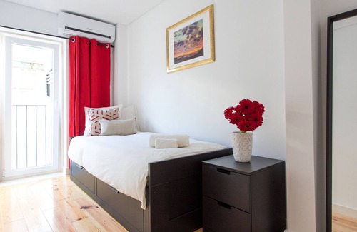 Santo Amaro Apartment | Lx factory design Strawberry & Free Street Parking
