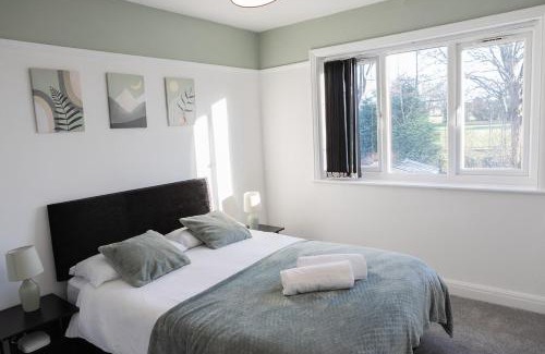 Wolverhampton House | Lymer House - Stylish 3 Bedroom House in Wolverhampton